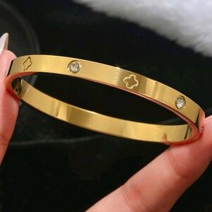 Elegant Gold Bracelet with Crystal Accents